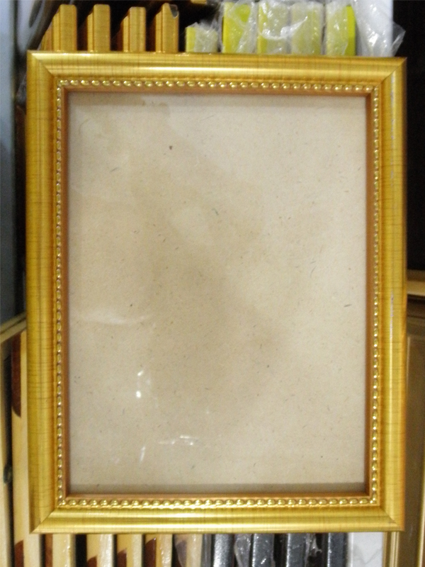 142. Khung nhựa (15*20)cm (xi màu vàng)