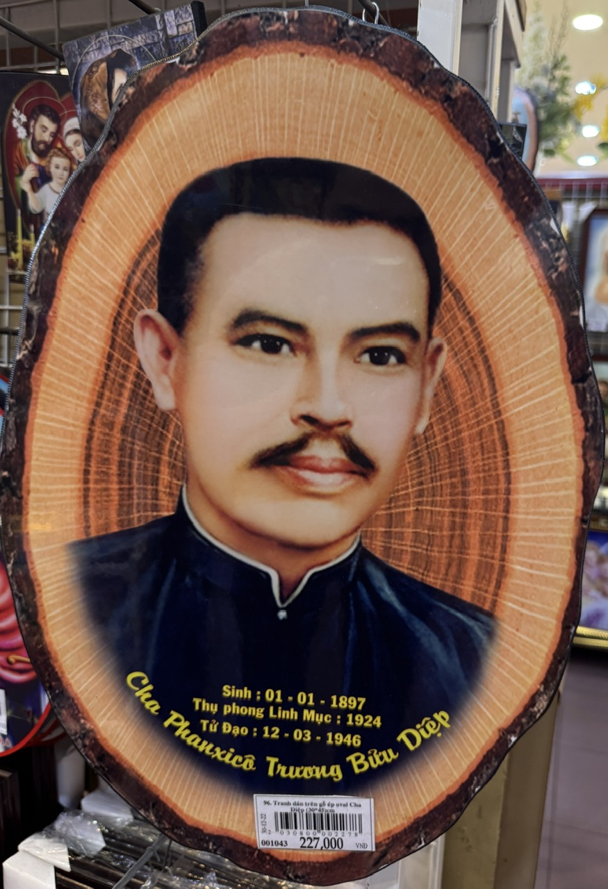 96. Tranh dán trên gỗ ép oval Cha Diệp (30*45)cm 