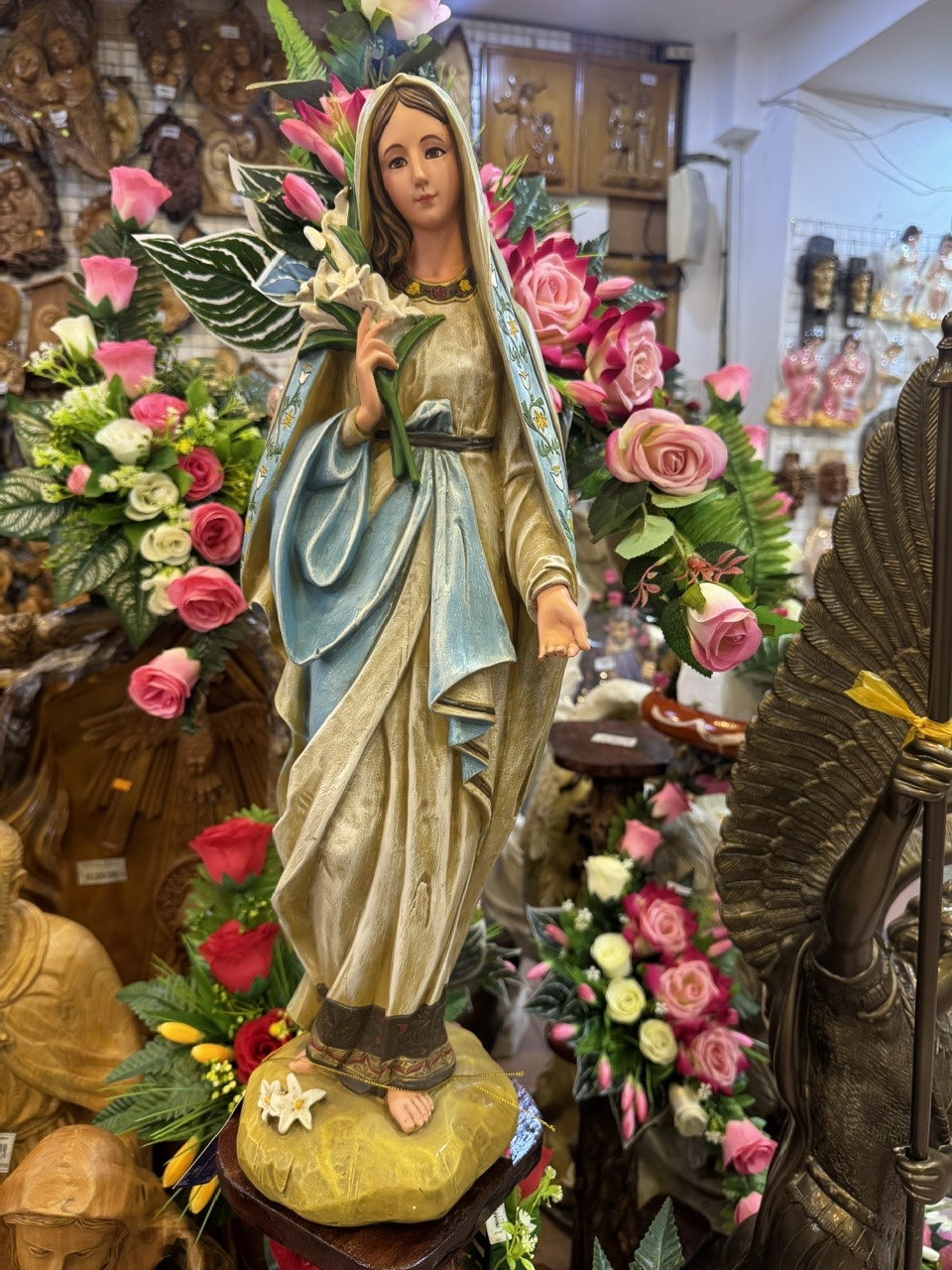 33. Đức Mẹ hoa huệ 60cm (polymer)