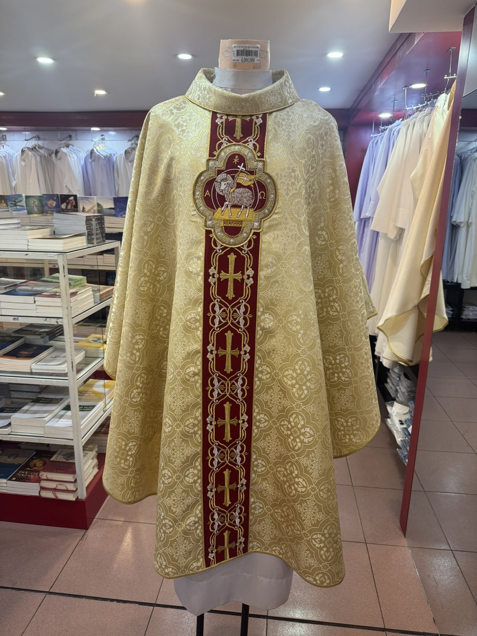 125. Áo lễ thêu máy Ấn Độ đắp galon - V, K